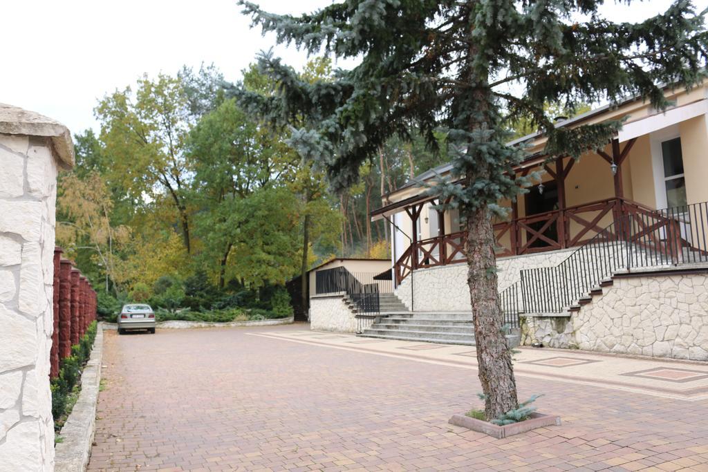 Hotel Lachowka Krepiec Buitenkant foto